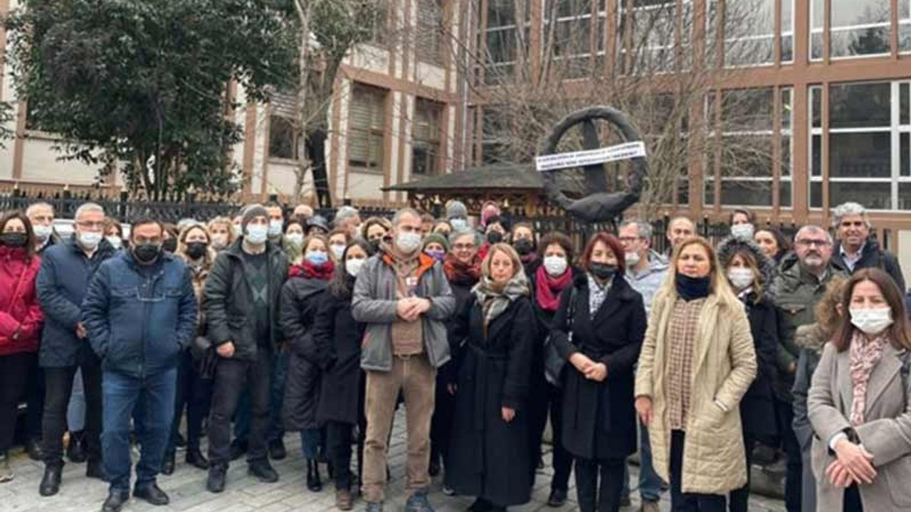 Cağaloğlu Anadolu Lisesi velilerinden siyah çelenkli eylem