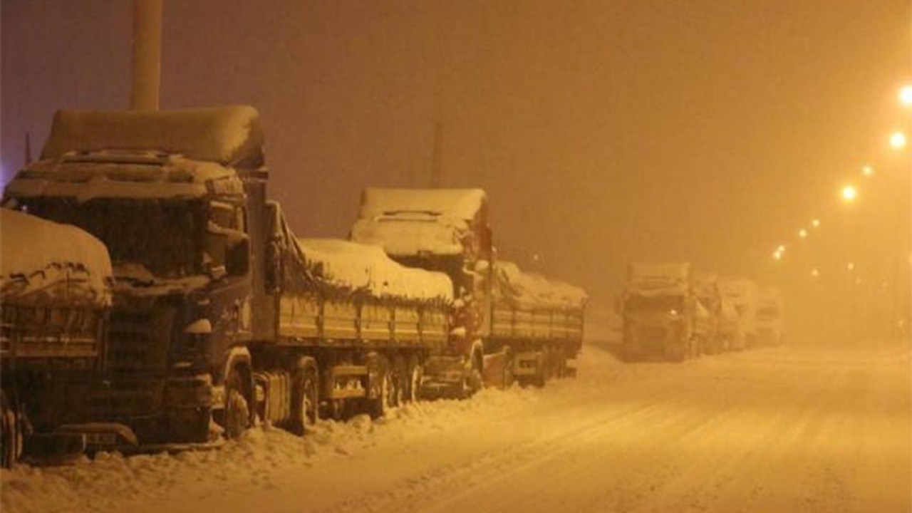 Ağrı-Erzurum kara yolu tır geçişine kapatıldı