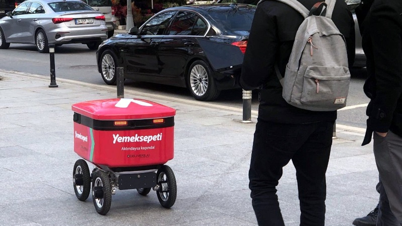 Yemeksepeti İstanbul'da otonom teslimat robotlarını test ediyor