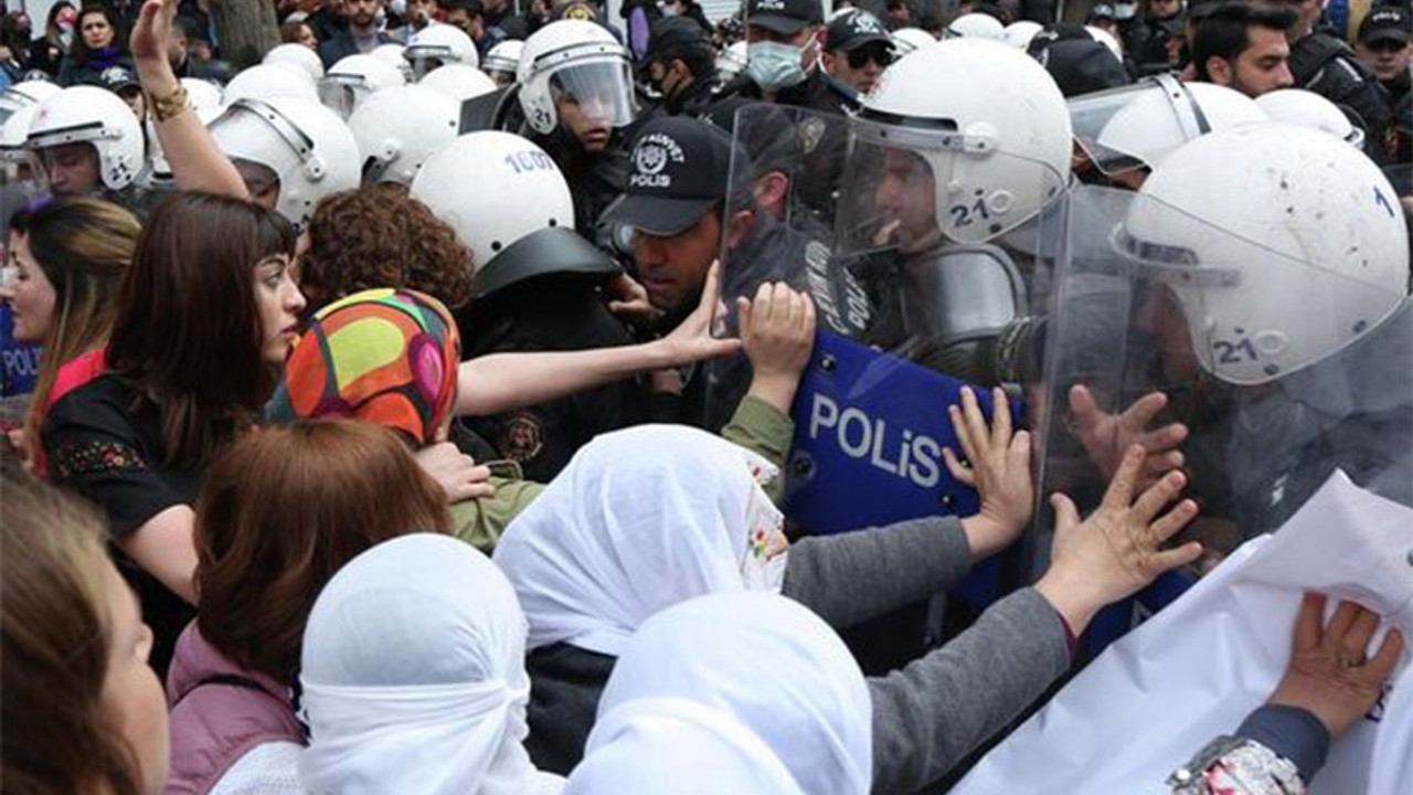 'Güçlenen kadın mücadelesi karşısında meşrutiyetini yetiren siyasi iktidar, zor gücünü kullanıyor'