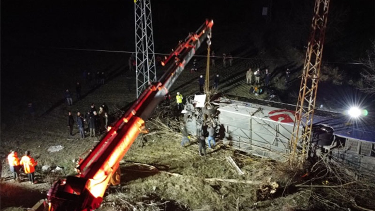 Erzincan'da yolcu otobüsü şarampole devrildi: 2 ölü, 31 yaralı