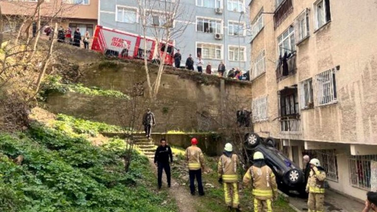 Üsküdar'da apartmanın bahçesine otomobil düştü