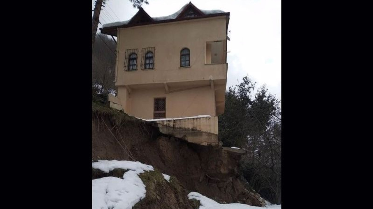 Giresun'da heyelan: Bir ev yıkıldı, bazı evlerde ağır hasar oluştu