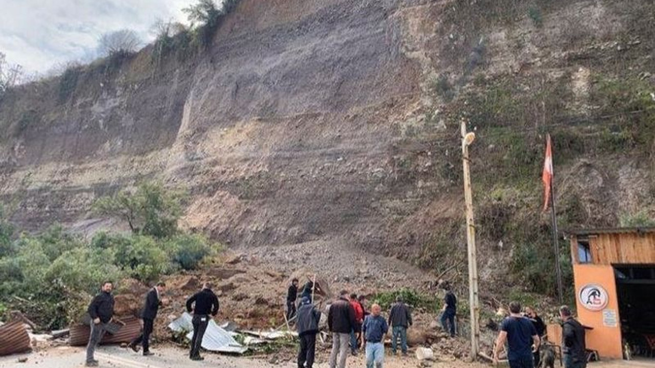 Rize'de heyelan: Ardeşen-Çamlıhemşin kara yolu kapandı