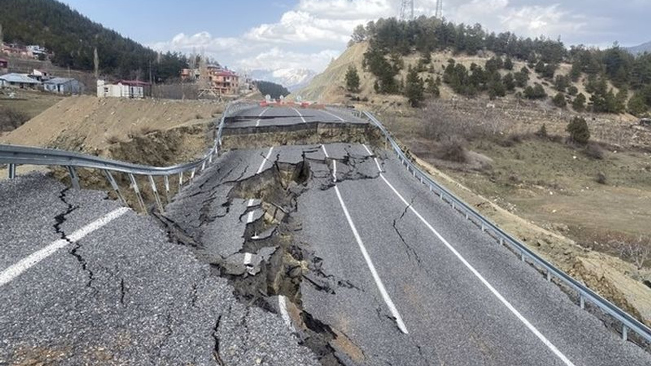 2 yıl önce yapılan asfalt yol çöktü