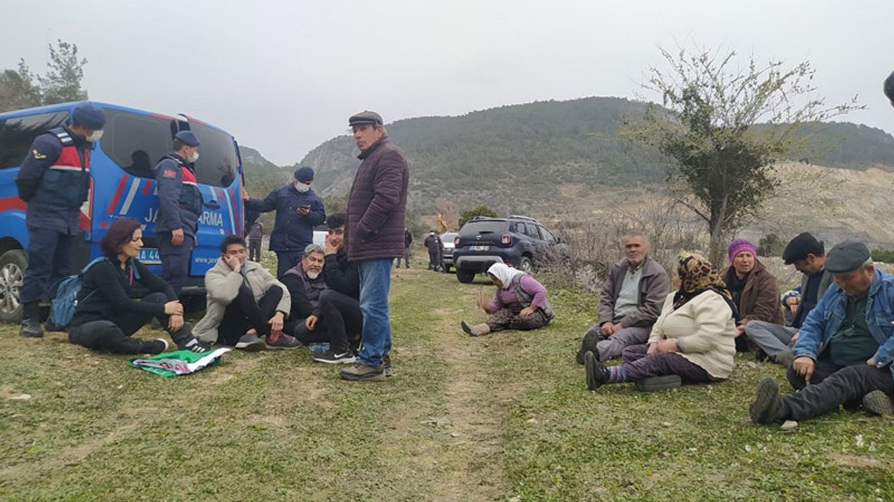 İkizköy'de zeytin ağaçlarının sökülmesine engel olmak isteyenlere müdahale: İki gözaltı