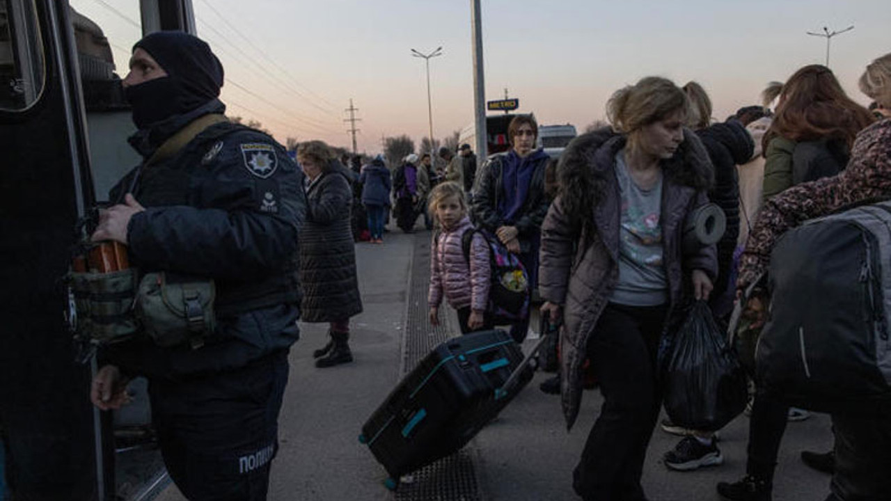 Mariupol’a sivillerin tahliyesi için otobüsler gönderiliyor