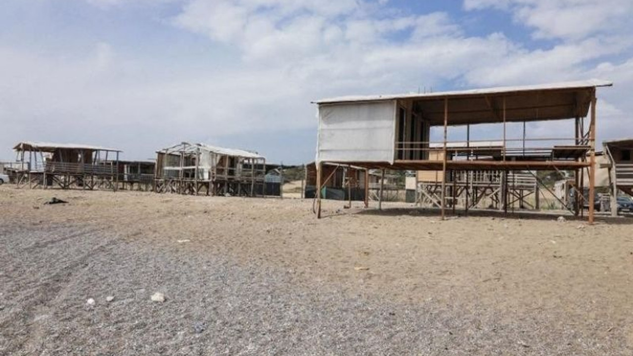 Kumköy sahilindeki 700 çardağın yıkımı için son tarih 29 Nisan