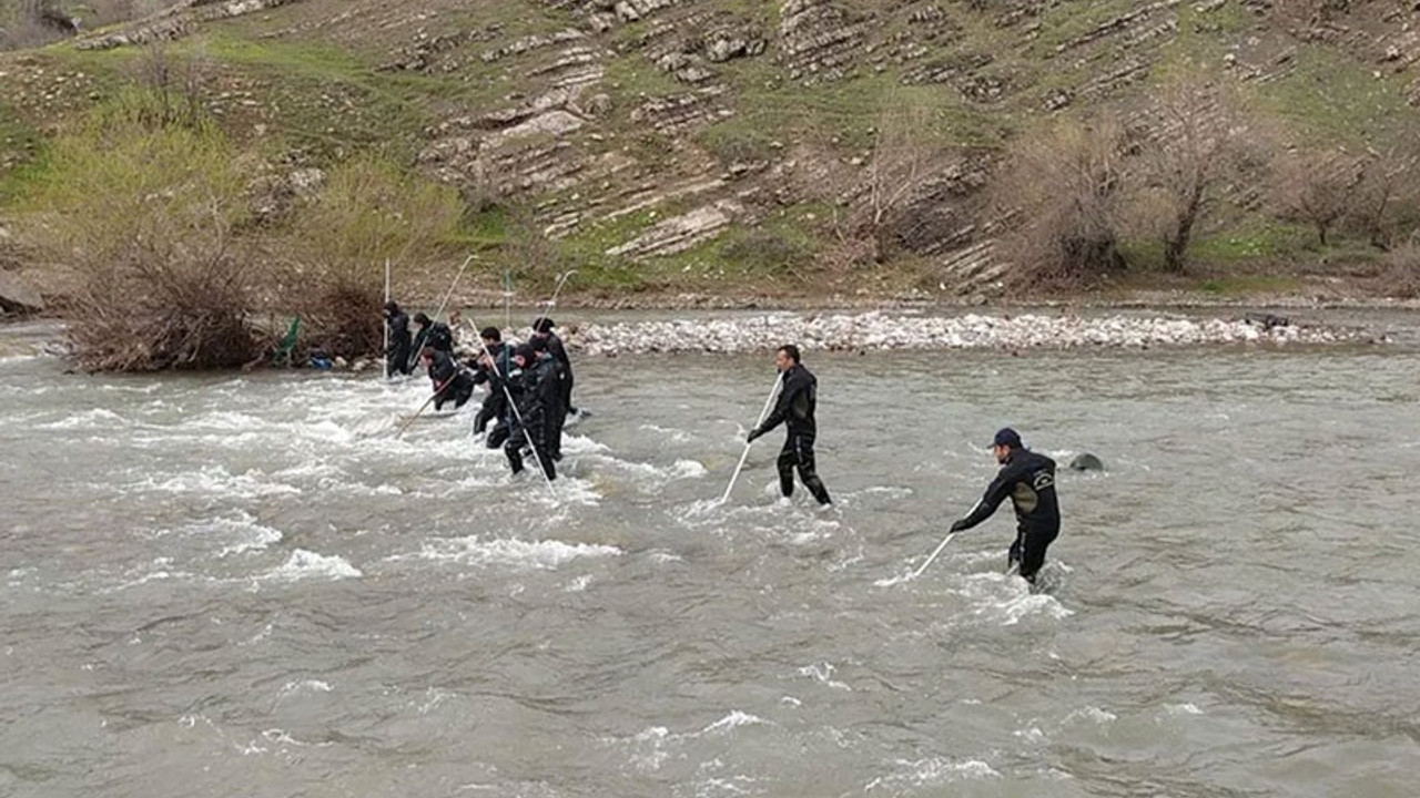 Hakkari'de çaya düşüp kaybolan asteğmen aranıyor