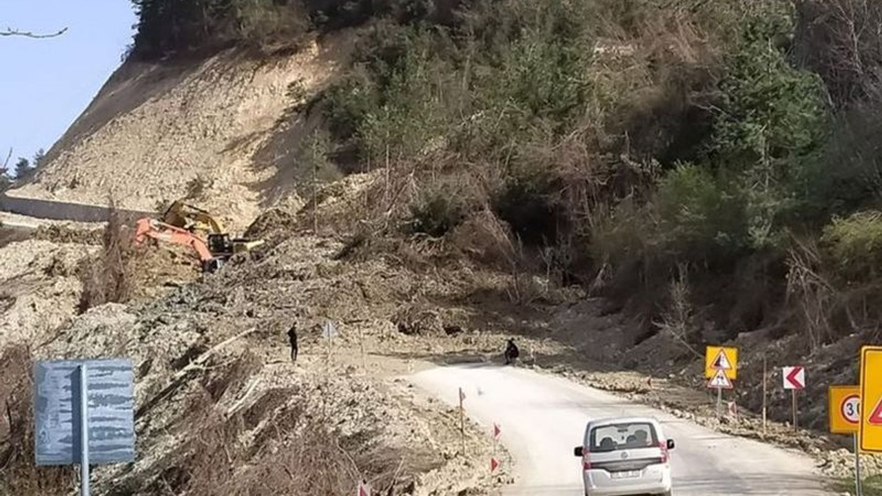 Kastamonu'da aynı gün içinde iki heyelan: Yol ulaşıma kapandı