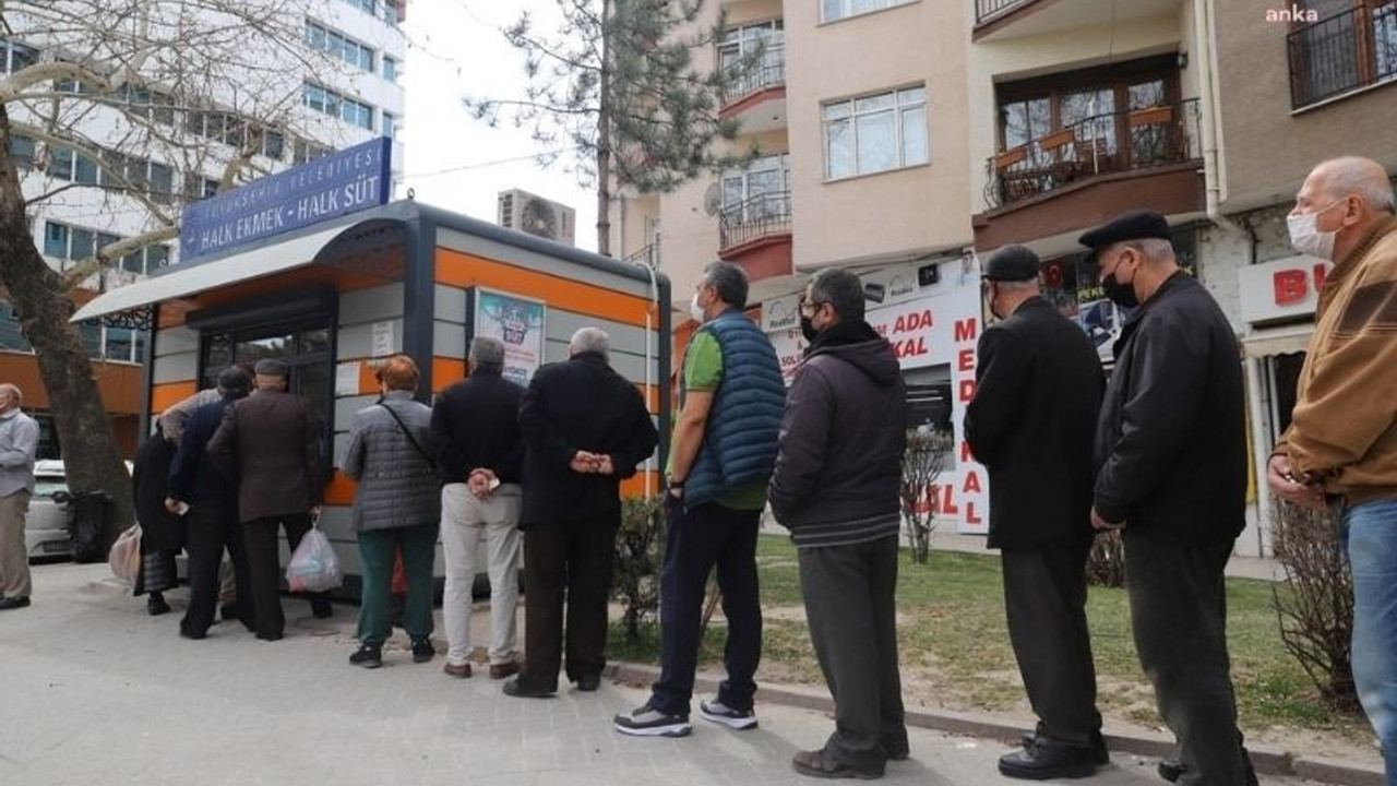 Eskişehir'de uygun fiyatlı 'Halk Pide' kuyrukları oluştu