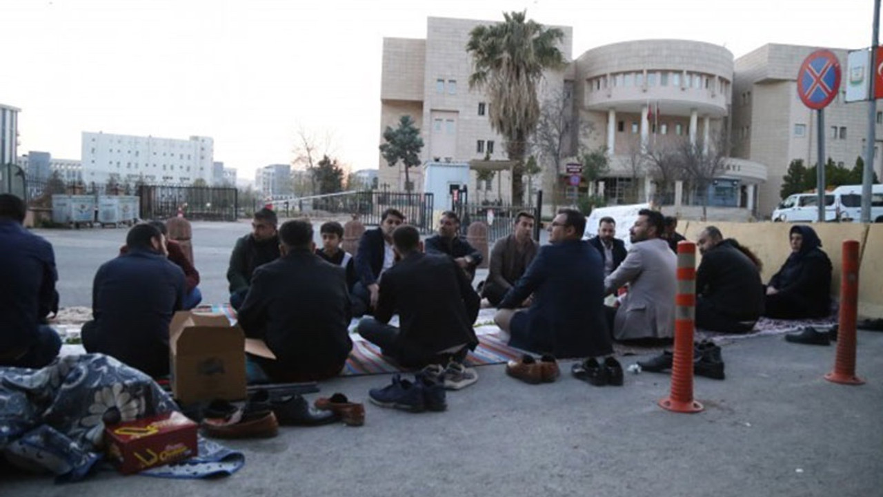 Şenyaşar ailesinin adliye önündeki iftar sofrası genişledi