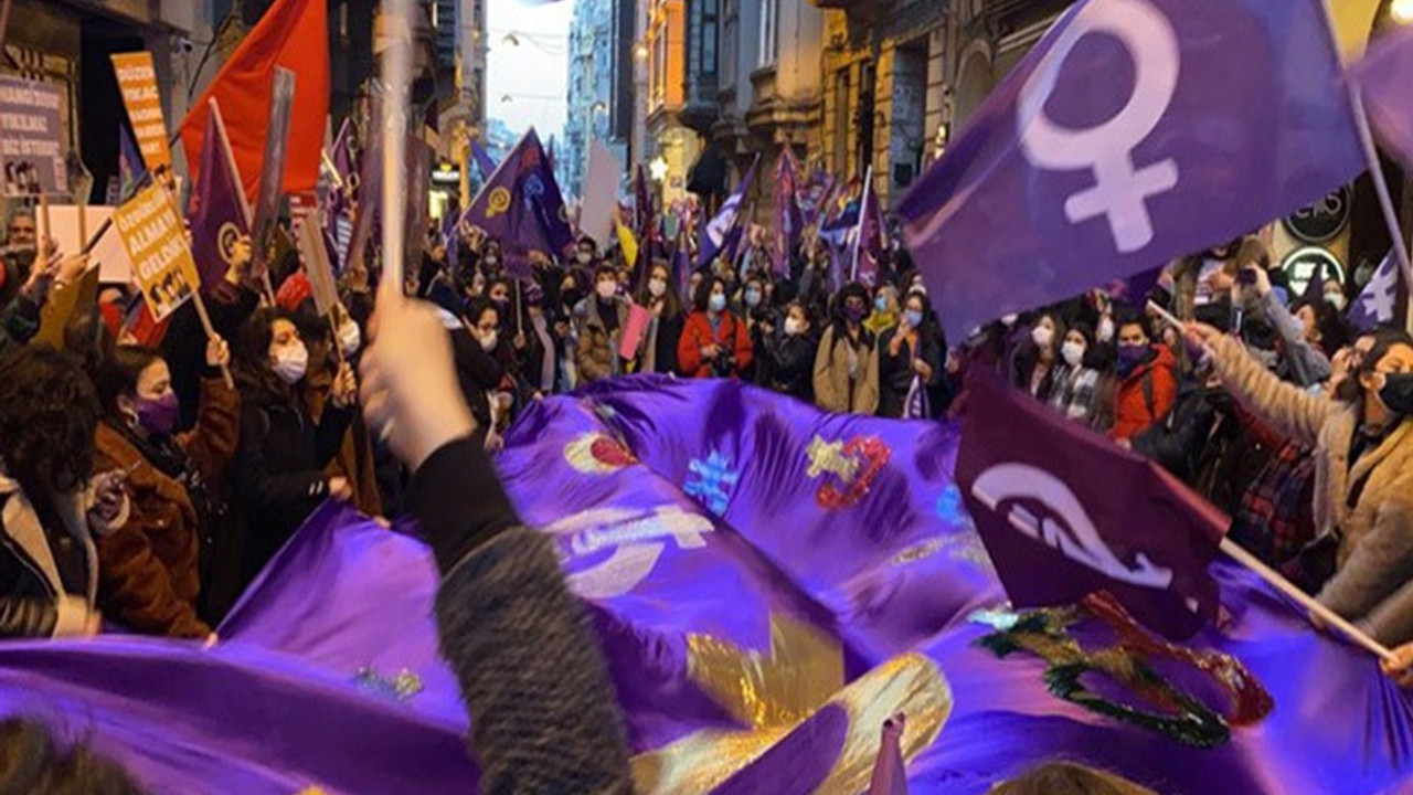 Feminist Gece Yürüyüşü'ne katılan öğrencinin bursu kesildi