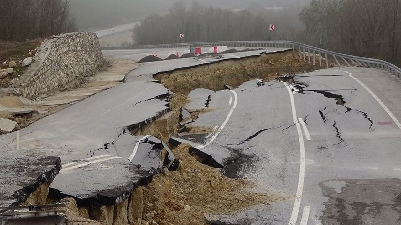 Karadeniz Sahil Yolu'nda heyelan: Çöken yol trafiğe kapatıldı