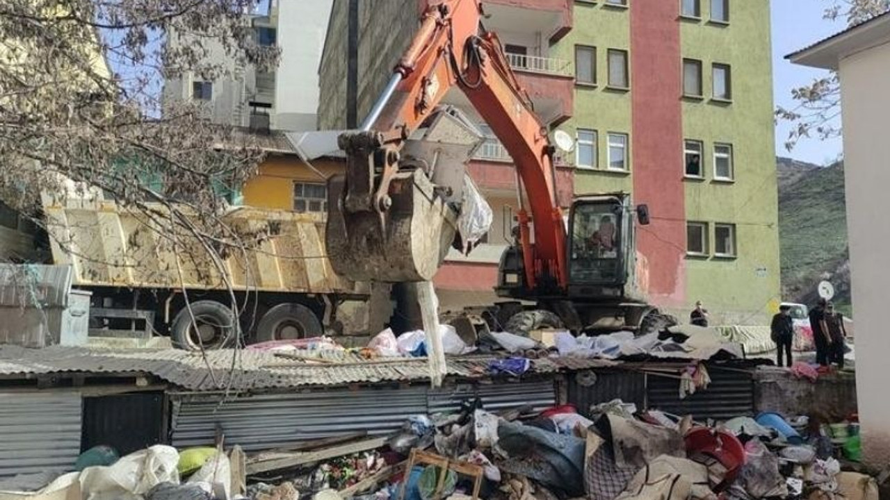 'Kötü koku' şikayeti üzerine gidilen evden 6 ton çöp çıktı