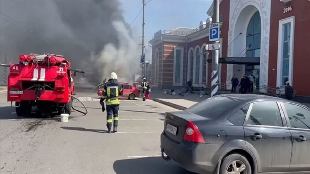 Ukrayna'da sivillerin tahliye edildiği tren istasyonuna füzeyle saldırı: Beşi çocuk 50 ölü