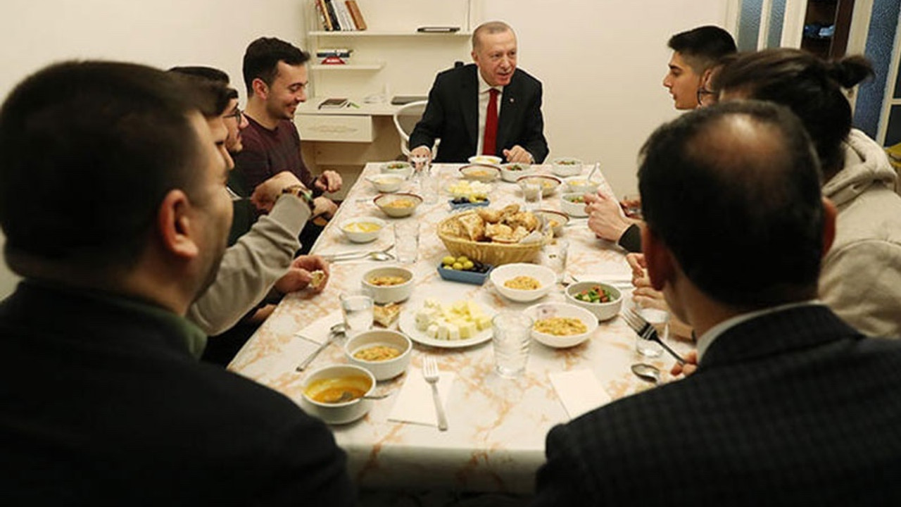 Erdoğan, Beşiktaş'ta öğrenci evinde iftar yaptı