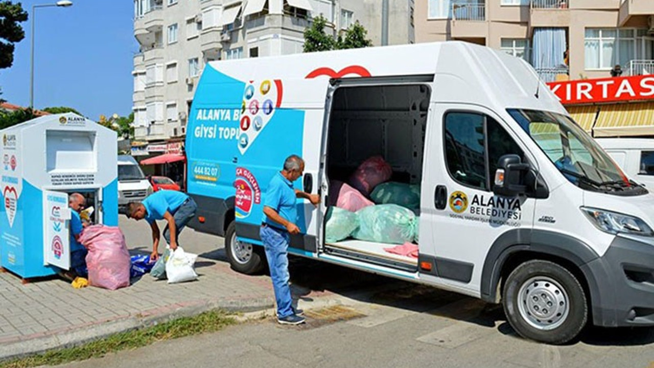 MHP'li belediye giysi kumbarasında toplanan ikinci el kıyafetler ihaleyle sattı