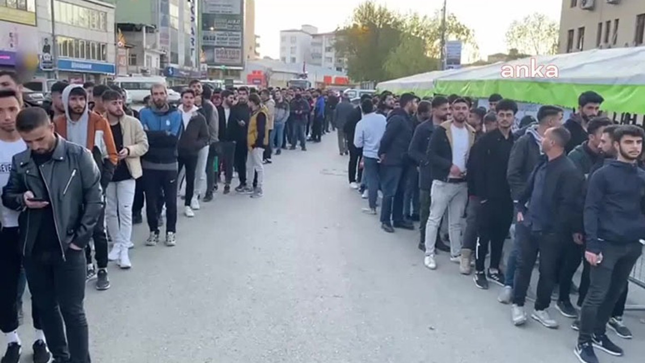 Artan fiyatlardan dolayı evinde yemek pişiremeyen de öğrenci de iftar çadırı kuyruğunda