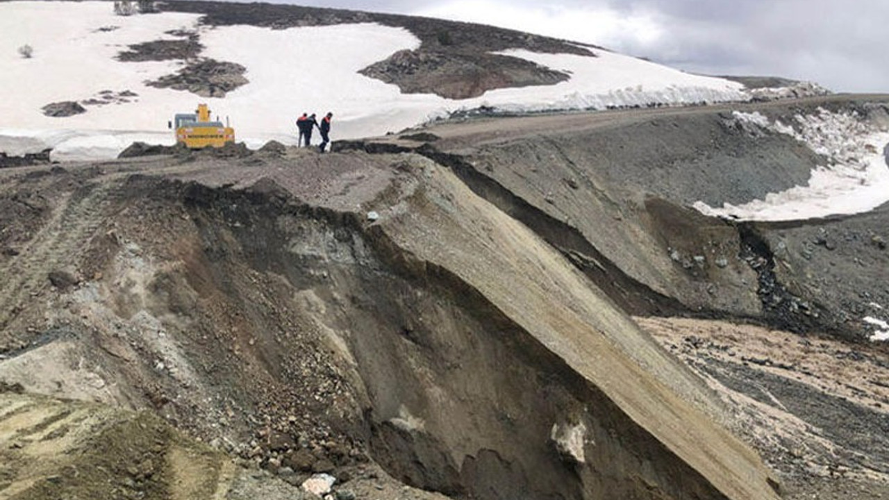 Sivas'ta heyelan: Köy yolu ulaşıma kapandı