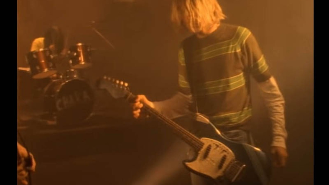 Kurt Cobain'in Smells Like Teen Spirit'in klibinde çaldığı gitar müzayedeye çıkıyor