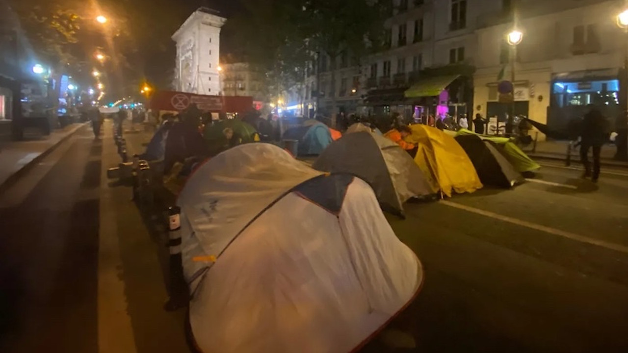 Paris'te çevreci aktivistler çadır kamp kurdu