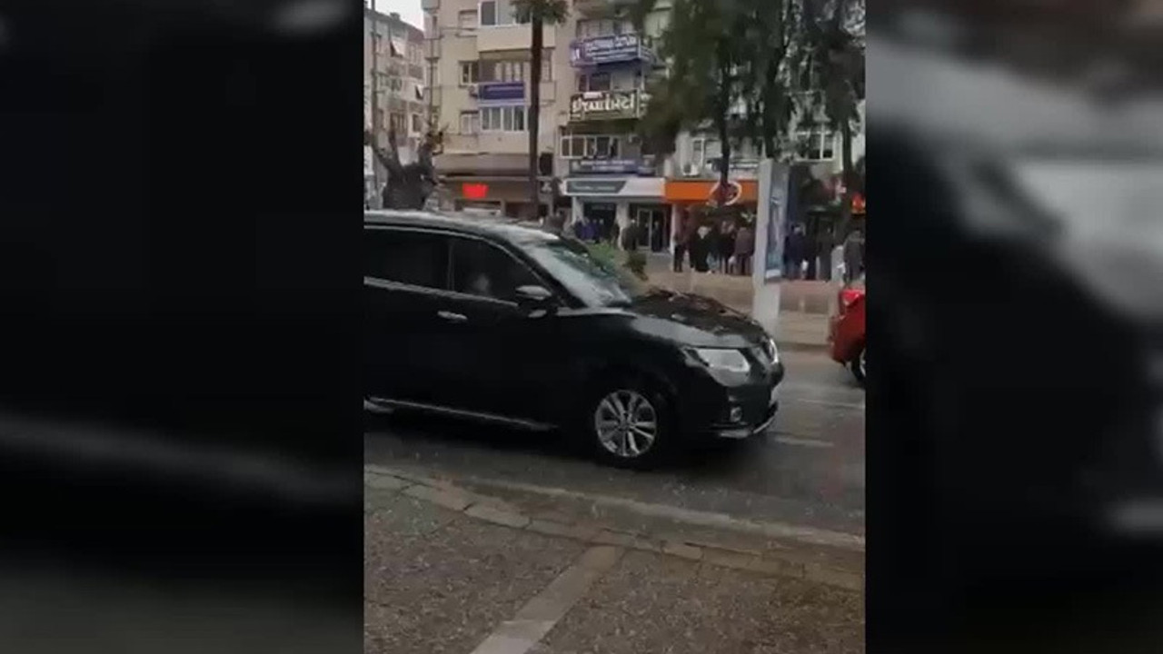 İzmir'de yağmur altında askıda ekmek kuyruğu