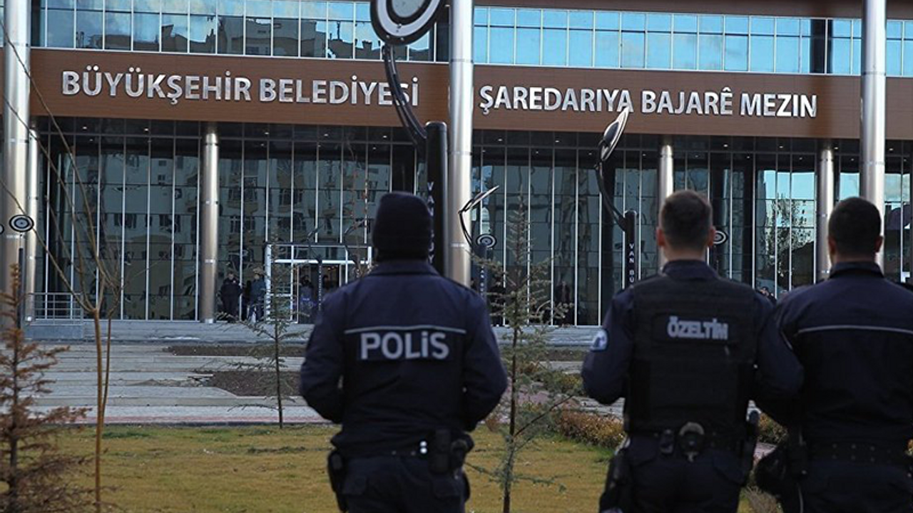 Van Büyükşehir Belediyesi'ne bombalı saldırı