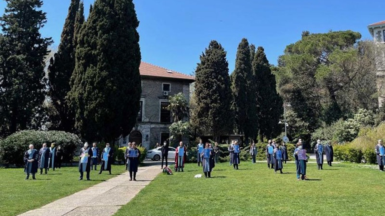 Boğaziçi akademisyenleri arkalarını 323. kez rektörlük binasına döndü