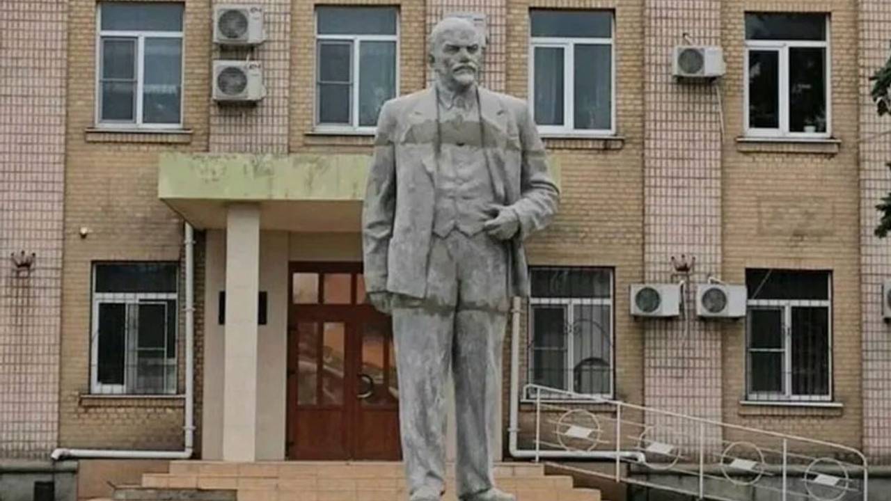 Ukrayna'nın Henichesk kentinde Lenin’in heykeli dikildi