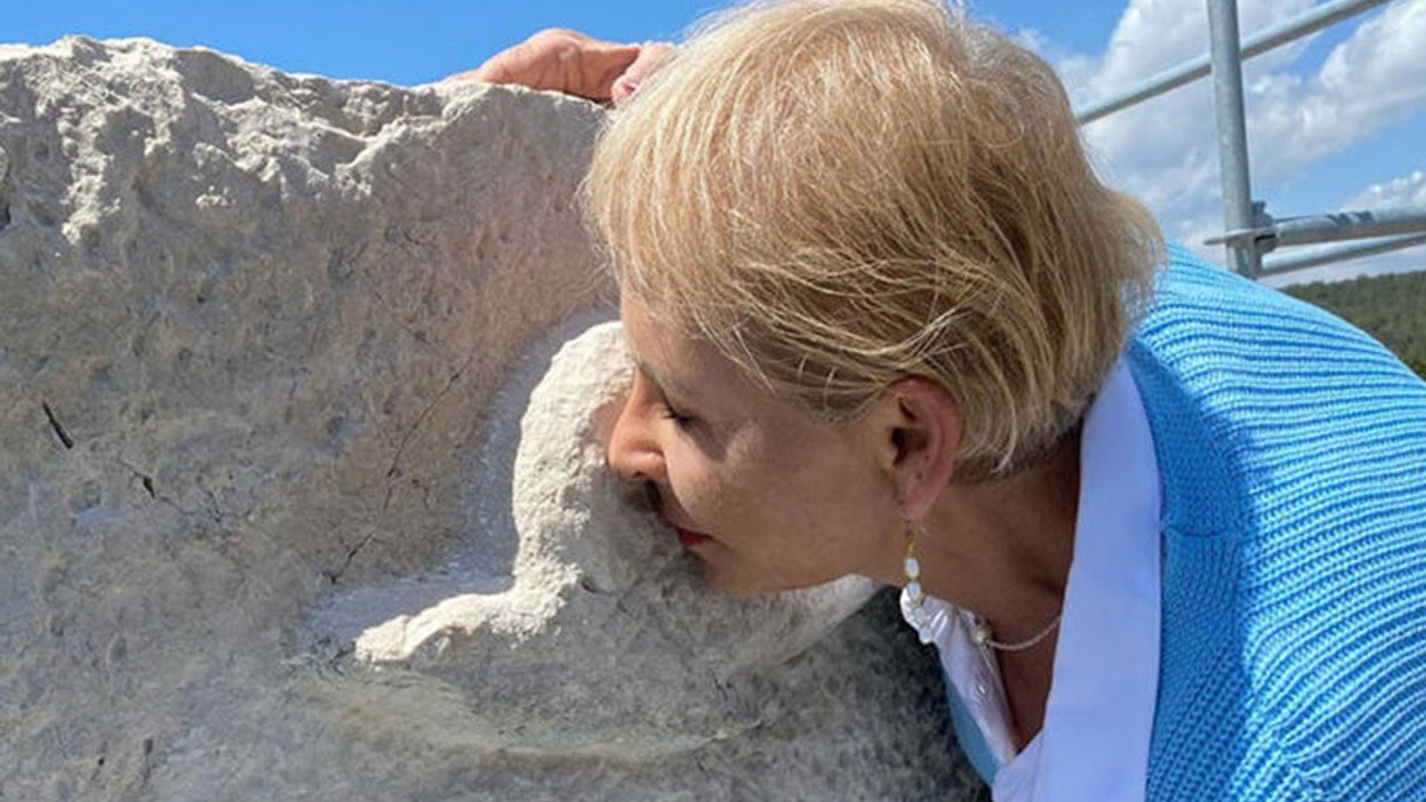 Prof. Dr. Işık'tan Patara Deniz Feneri'ne yerleştirilen yunus kabartmalı taşa öpücüklü veda