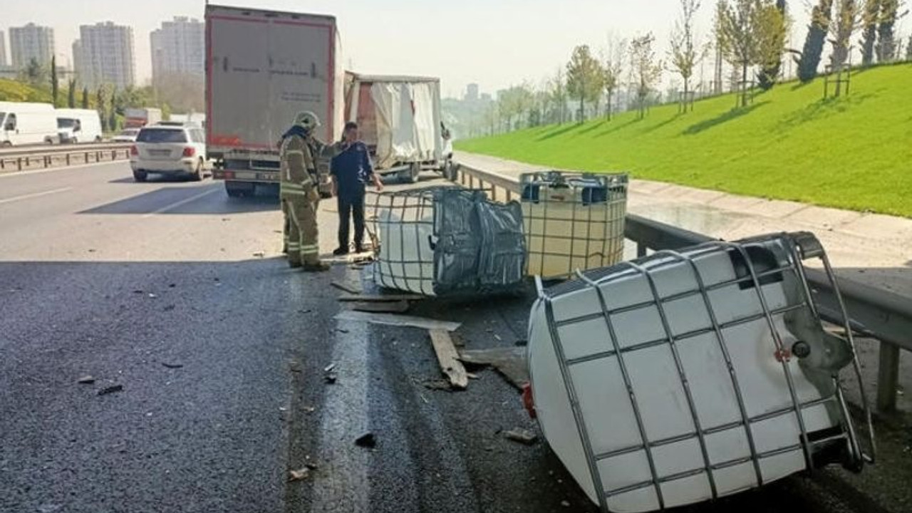 Kimyasal madde taşıyan kamyonet kaza yaptı, variller yola saçıldı