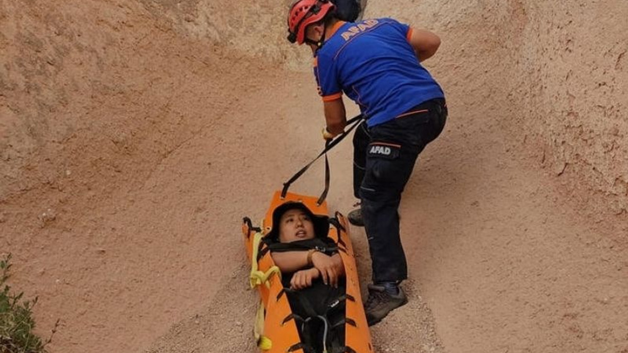 Peribacalarını gezerken çukura düşen Güney Koreli turist yaralandı