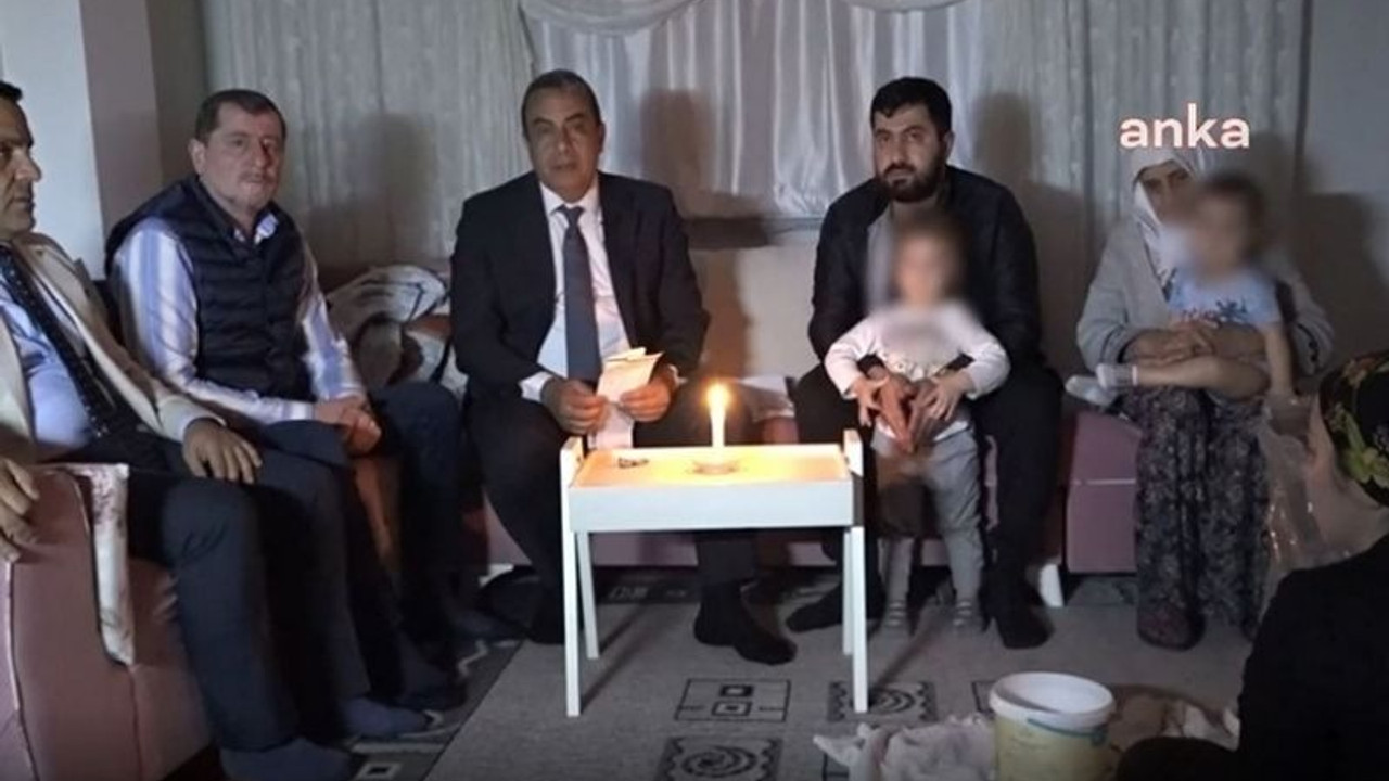 Borcundan dolayı elektriği kesilen yurttaş: Mum ışığı ile iki çocuk bakıyorum, 12 bin 250 lira icralığım