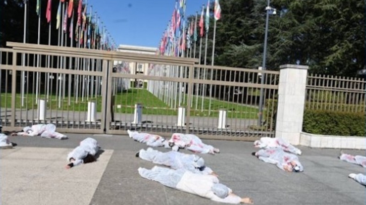 TSK'nin sınırdışı harekatı BM önünde beyaz tulumlarla protesto edildi