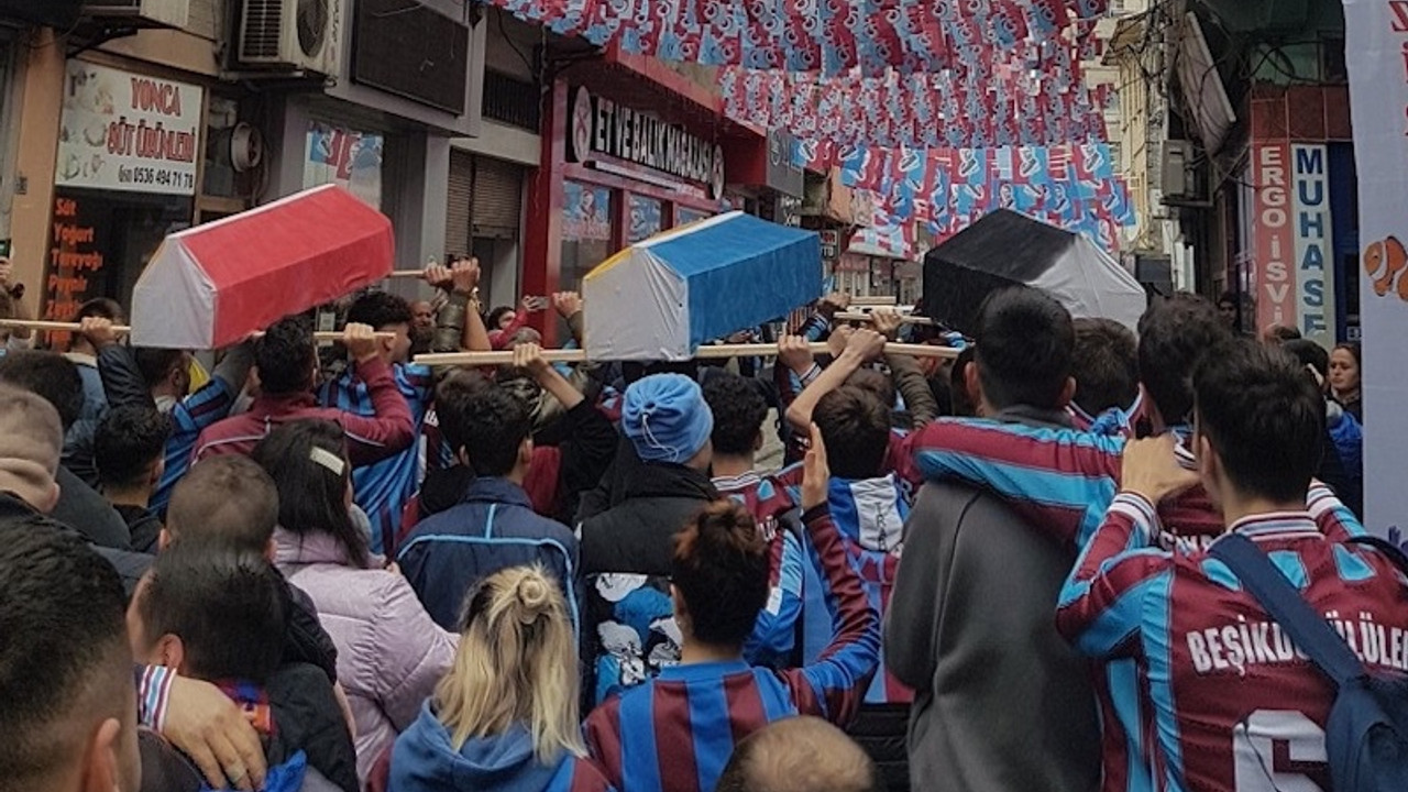 Trabzonspor taraftarlarının üç büyüklerin tabutunu yapıp denize atması tepki çekti