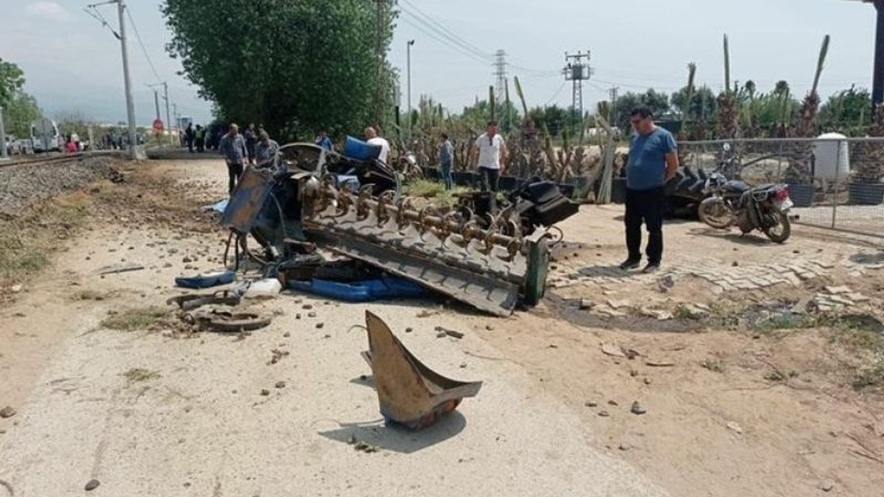 Yolcu treni traktöre çarptı, traktör sürücüsü hayatını kaybetti