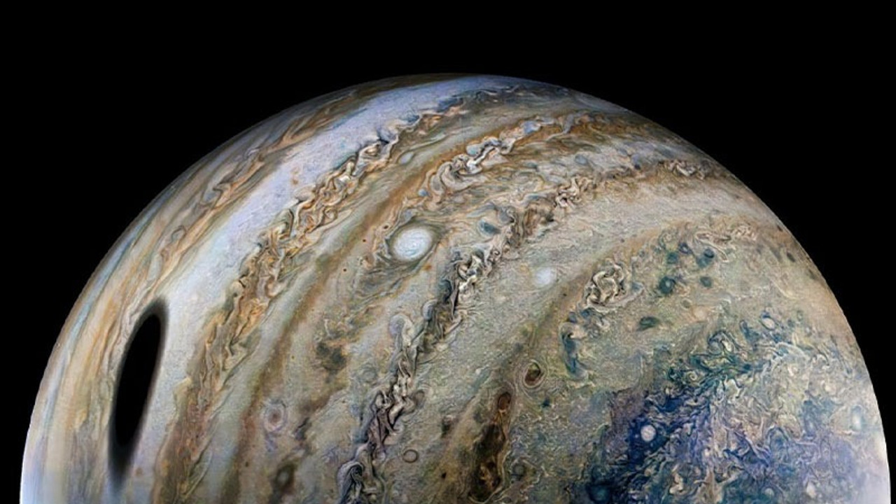 NASA'nın Juno'su, Jüpiter'in üzerindeki büyük gölgeyi yakaladı