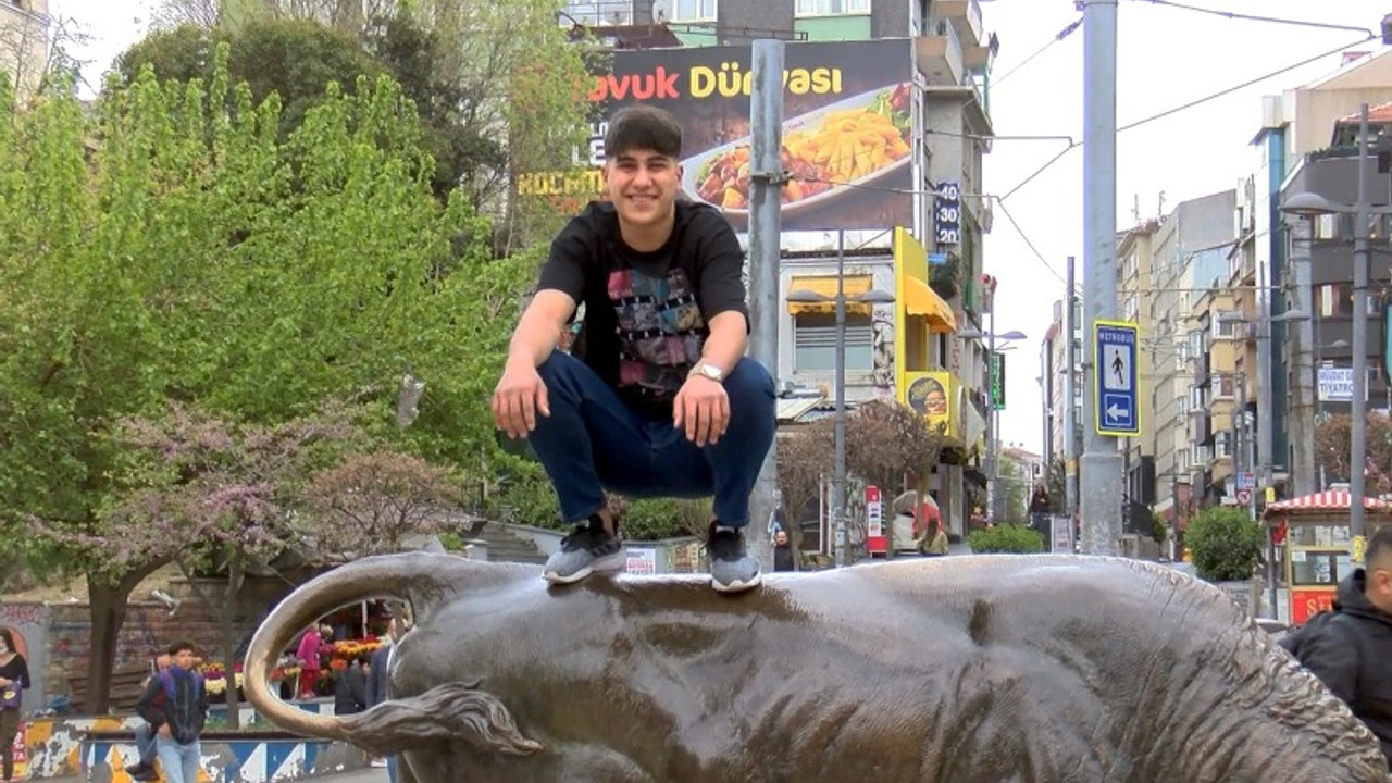 Kadıköy boğa heykelinin restorasyonu bitti; üzerine çıkan kişi 'duyarlı olun' dedi