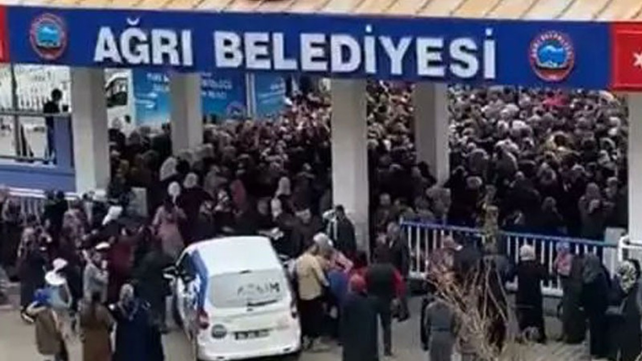 Belediye önünde bayram şekeri dağıtılırken izdiham yaşandı: Çok yaralayıcı