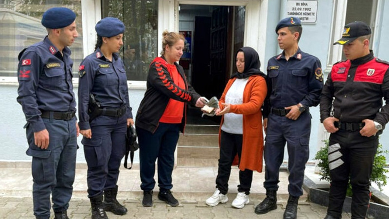 Plajda para dolu çanta buldu, sahibine teslim etti