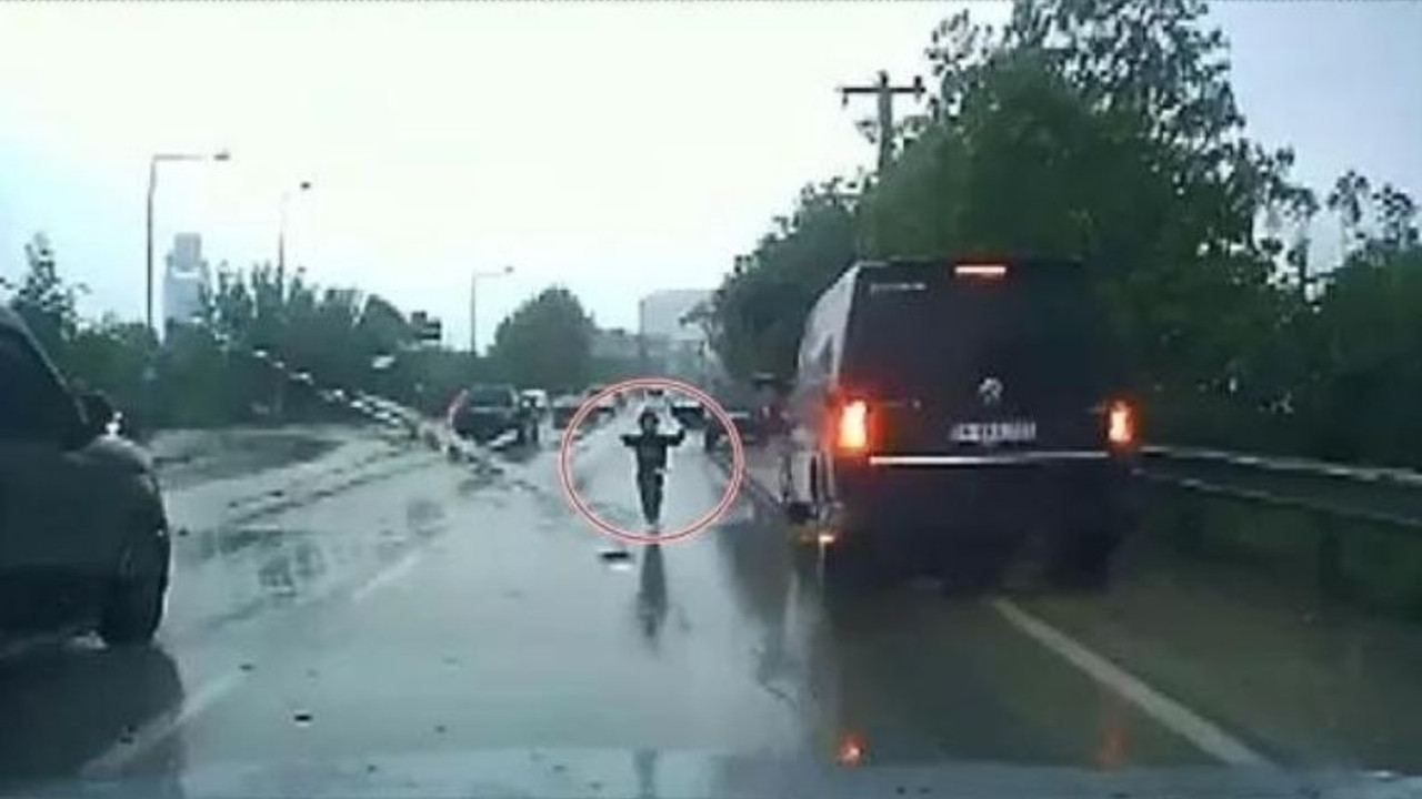 Ani manevra yapan aracın kapısı açıldı, çocuk yola savruldu