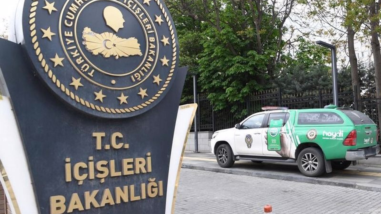 Özdağ’ın 'bekle geliyorum' diye seslendiği İçişleri Bakanlığı önüne ‘Hayvan Durum İzleme’ aracı çekildi