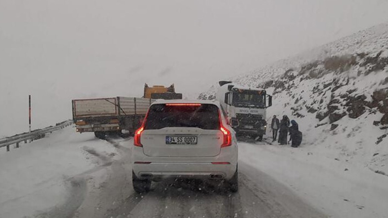 Van- Hakkari karayolundaki Güzeldere Geçidi, 'kar' ve 'tipi' nedeniyle ulaşıma kapandı