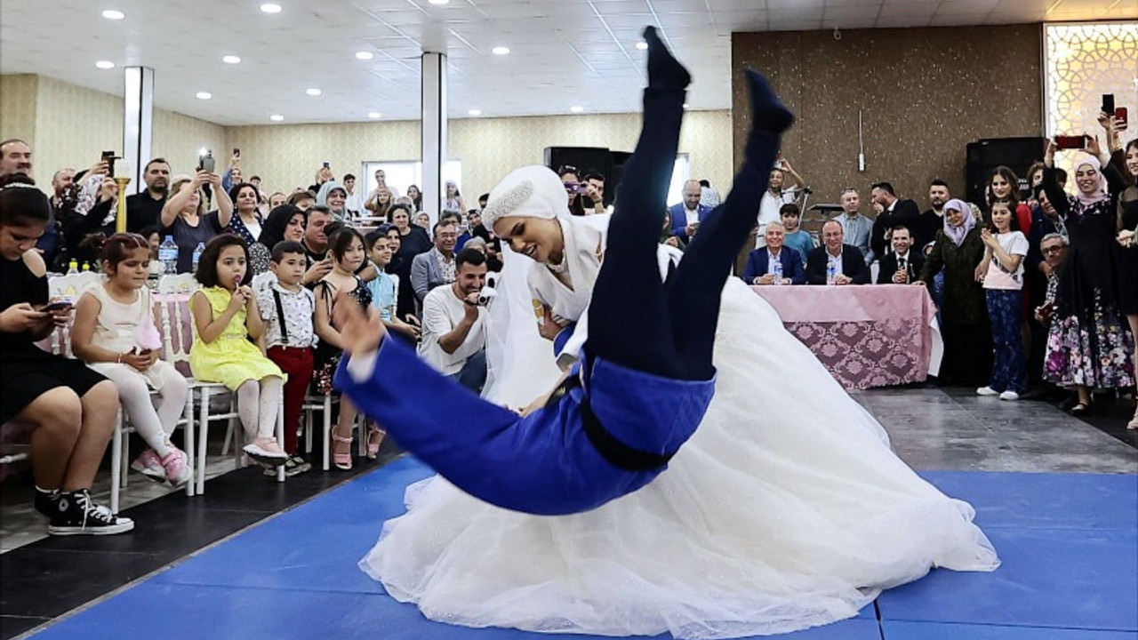 Judocu çift evlendi, gelin damadı yerden yere vurdu