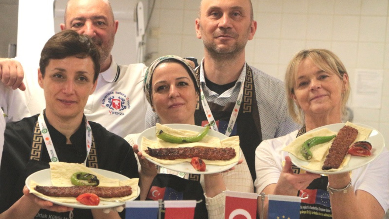 Adana'da kebap yapmayı öğrenen İtalyan şefler: Avrupa döneri 'kebap' diye biliyor