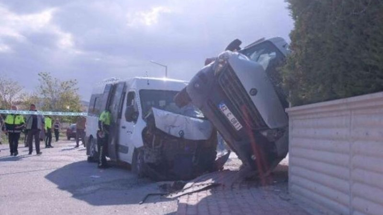 Konya'da iki okul servisi çarpıştı: 9'u öğrenci 14 yaralı