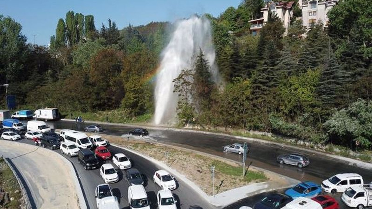 Başakşehir'de su borusu patladı: Yollar göle döndü