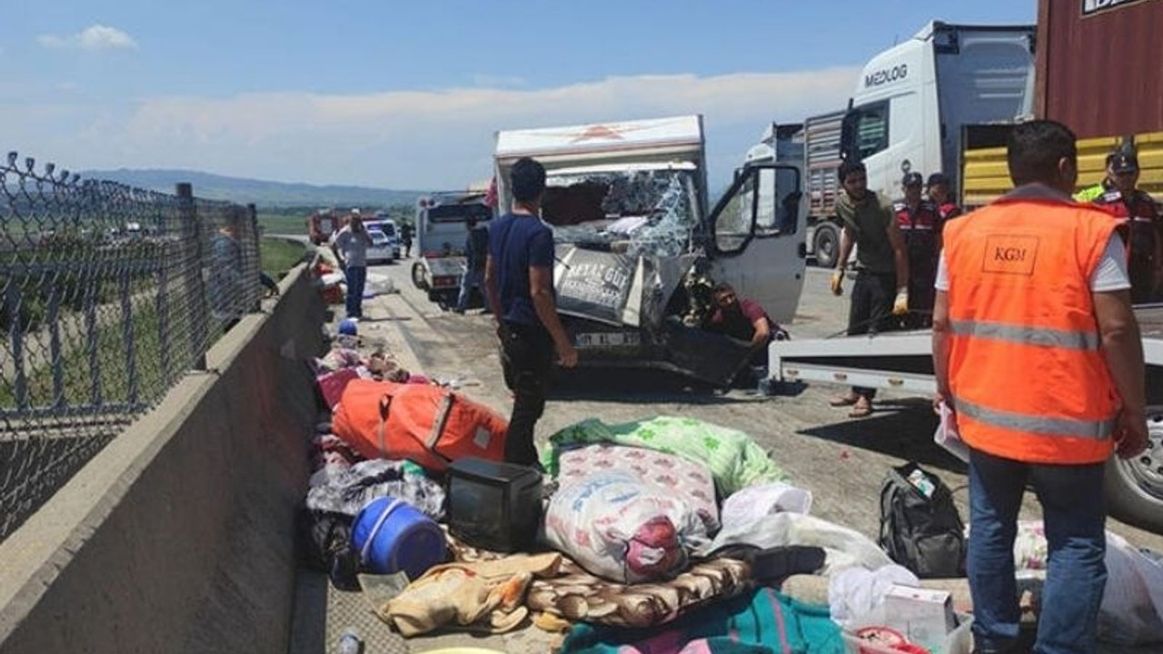 Mevsimlik işçileri taşıyan kamyonet devrildi: 15 yaralı