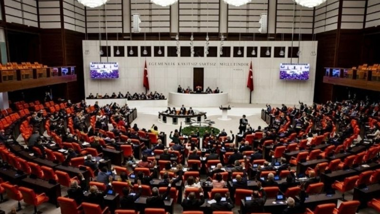 Meclis’te AKP- CHP arasındaki ‘FETÖ’ tartışması hakarete dönüştü